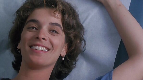 ஒரு இனிமையான உடலுடன் ஒரு பெண் சோபாவில் சிறிது அன்பை உணர்கிறாள்