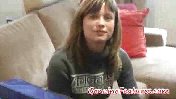 முனை முனைகள் கொண்ட அமெச்சூர் கல்லூரி பெண் குனிந்து குனிந்து கொண்டிருக்கிறாள்