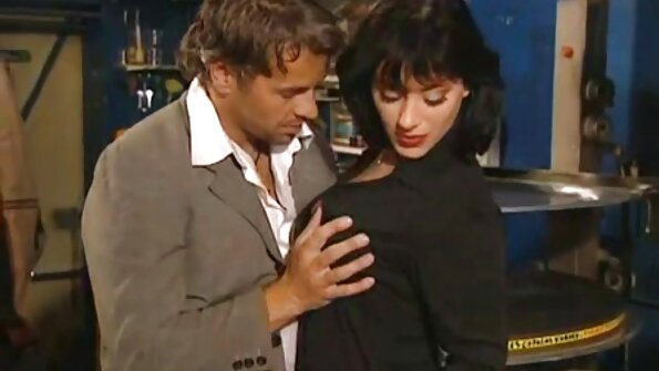 அற்புதமான பொன்னிறம் தனது காதலனுடன் கடுமையான உடலுறவில் மகிழ்ச்சியடைகிறது