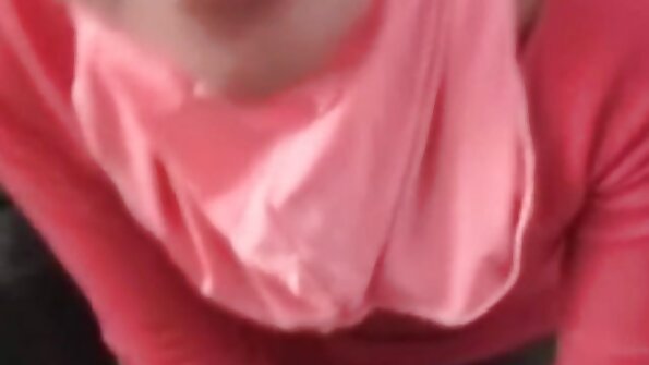 கொள்ளைக்கார பெண் தன் கழுதையுடன் விளையாடும் போது பெரிய டிக் சவாரி செய்கிறாள்