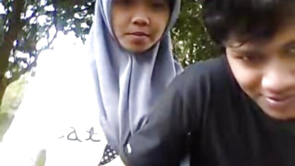 ப்ரூனெட்டின் பூனை அந்த ஸ்டட் மூலம் ஒரு கடினமான துளையிடுதலை எடுத்துக்கொள்கிறது