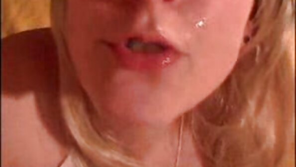 ஒரு பெரிய கழுதை பிம்போ ஒரு பொம்மையையும் அவளுடைய ஆணின் மெல்லையும் நக்குகிறது