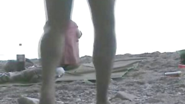 கண்ணாடிகளுடன் ஒரு குஞ்சு அவளது வாயிலும் கழுதையிலும் கூட வருகிறது