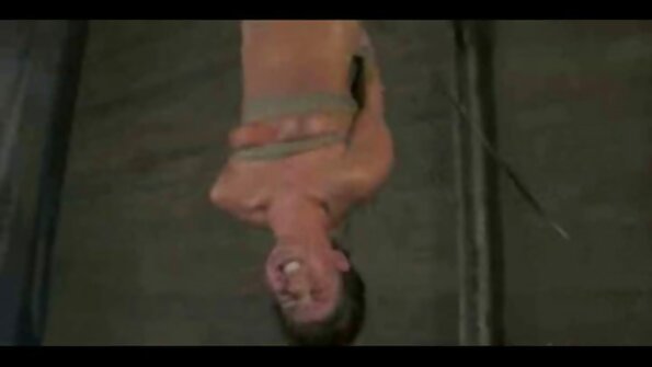 ஒரு பெண் அவளது படபடப்பில், அவளது ஈரமான புண் உதடுகளை விரல்களால் விரட்டுகிறாள்