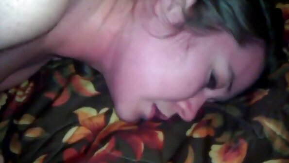 வெப்பமான காட்சியில் பின்புறத்திலிருந்து வீங்கிய முலைக்காம்புகளுடன் ஒரு சிவப்பு தலை