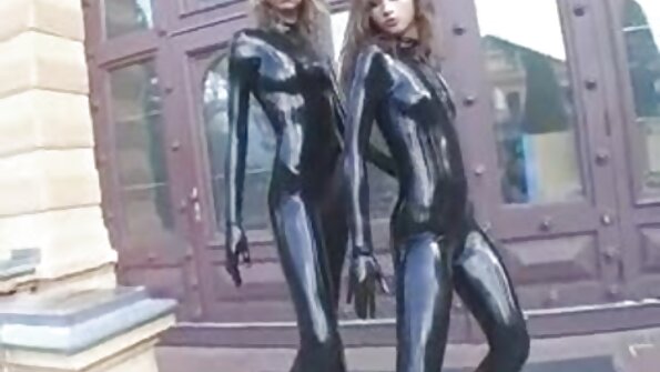 ஒரு கவர்ச்சியான மாணவர் படுக்கையில் இருக்கும்போது ஒரே நேரத்தில் இரண்டு ஆண்களை மகிழ்விக்கிறார்