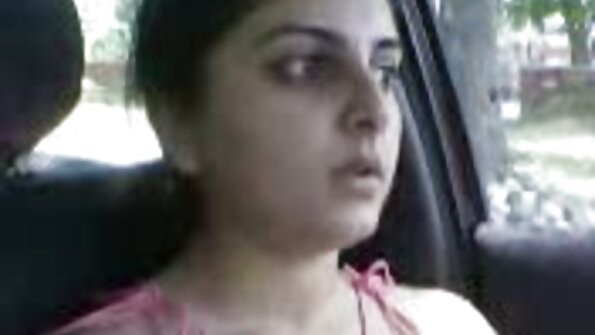 இளஞ்சிவப்பு படுக்கையில் கருப்பு காலுறைகளுடன் ஒரு இனிமையான அழகி உள்ளது