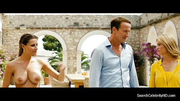 இளஞ்சிவப்பு நிறத்தில் இருந்து பொன்னிற கூகர் கடுமையாக அடித்துக்கொள்கிறார்