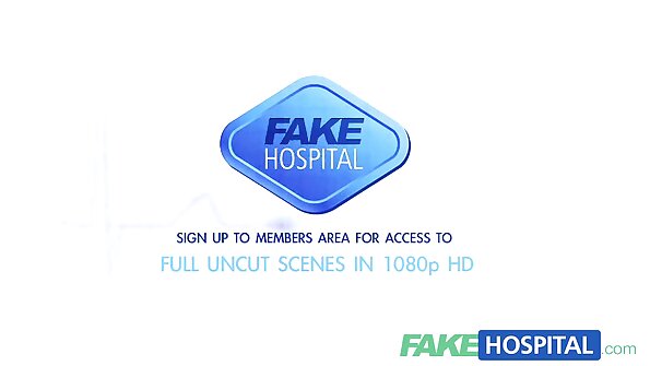 அழகான பெரிய வழக்கறிஞருடன் பொன்னிற வழக்கறிஞர் வாக்குகளுக்காக மூன்று பேரைப் பயிற்சி செய்கிறார்