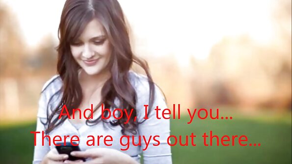 சின்னஞ்சிறு நுனிகளுடன் பொன்னிறம் குனிந்து, அவள் புண்படுகிறாள்