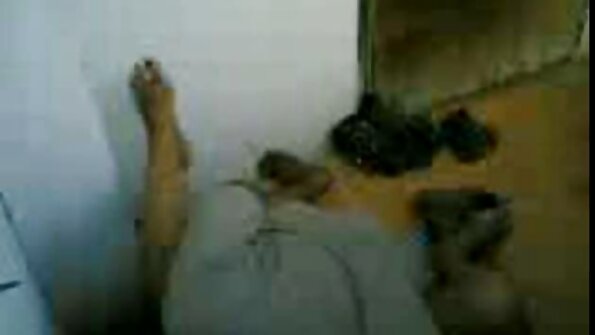 ஒரு பெரிய கழுதை அழகி இயற்கையான நுனிகளுடன் படுக்கையில் மெல்ல சவாரி செய்கிறாள்