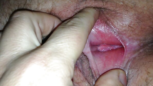 சேவல் சவாரி செய்ய விரும்பும் ஒரு பெரிய கழுதை மின்க்ஸ் படுக்கையில் குத்தப்படுகிறது