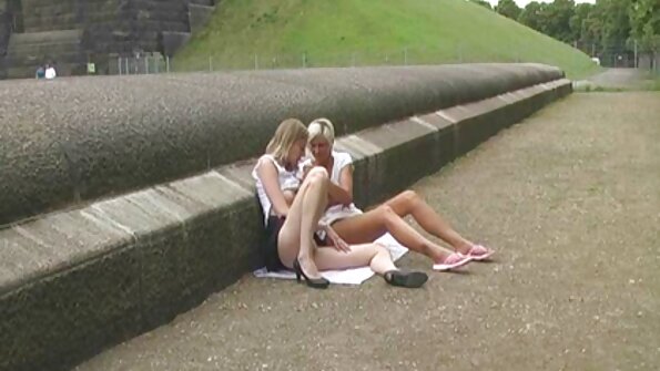 ஒரு பெரிய டிக் சமையலறை கிணற்றில் உள்ள சூடான சேரிக்குள் வருகிறது