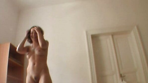 பெரிய முனைகள் மற்றும் பெரிய முலைக்காம்புகளைக் கொண்ட ஒரு பிம்போ அவளுடைய காதலனால் ஊடுருவியது