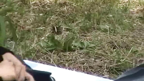 ஒரு கருப்பு தேன் பள்ளியில் அவளது புண்ணை ஊடுருவி வருகிறது