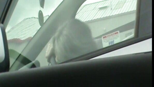 உறிஞ்சுவதை விரும்பும் ஒரு பொன்னிறம் அதை தன் கழுதையாக எடுத்துக்கொள்ள வளைக்கிறது