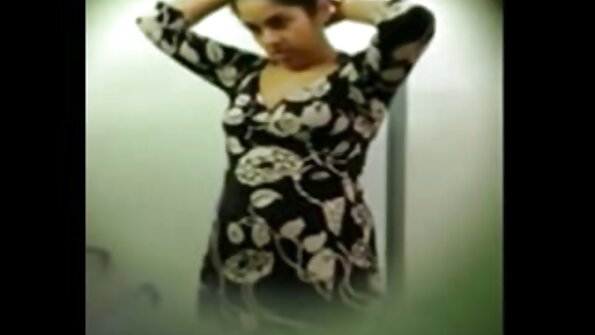 விருந்துக்கு விரும்பும் ஒரு பொன்னிறம் அவளது ஈரமான புண்ணில் மெல்ல வருகிறது