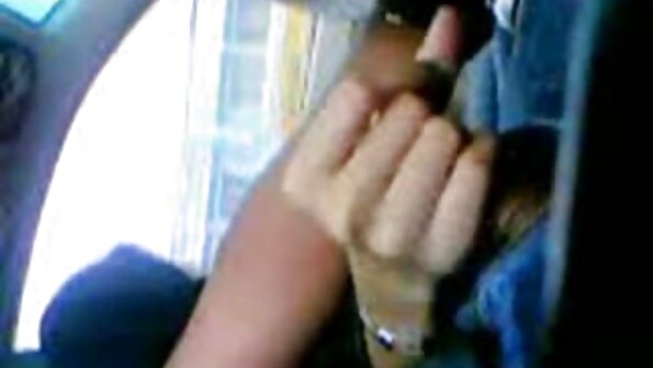 பெரிய உண்மையான மார்பகங்களைக் கொண்ட ஒரு பொன்னிறம் சமையலறையில் கடினமாக உள்ளது