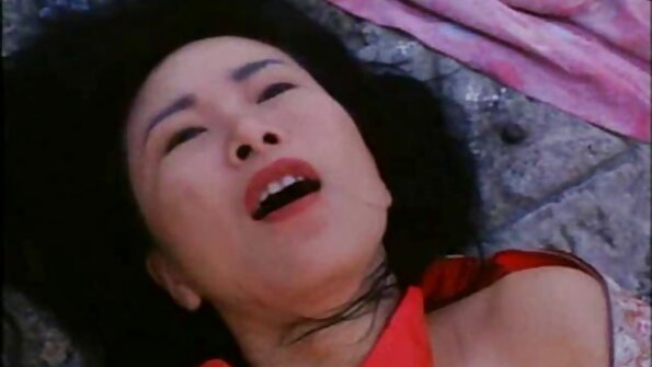 ஒரு அழகி நமக்கு முன்னால் சுயஇன்பம் செய்கிறாள், அவள் அலறுகிறாள்