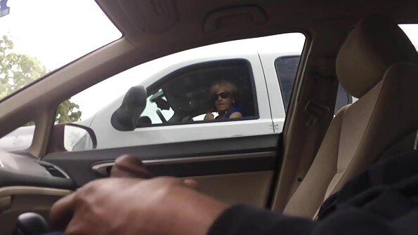 அழகான புன்னகை கொண்ட ஒரு அழகி அவளுக்குள் ஒரு டிக் வருகிறது