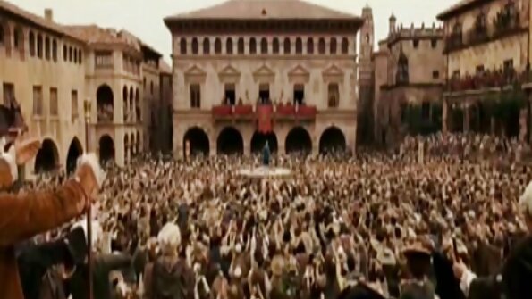 சூடான கழுதையுடன் ஒரு அழகி அவள் பின்னால் ஒரு டில்டோவை சறுக்குகிறாள், அவள் கூச்சலிடுகிறாள்