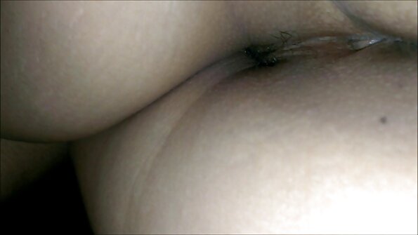 இயற்கையான நுணுக்கங்களைக் கொண்ட ஒரு அழகி லாக்கர் அறையில் அவளது புழையில் மெல்லப் பெறுகிறாள்