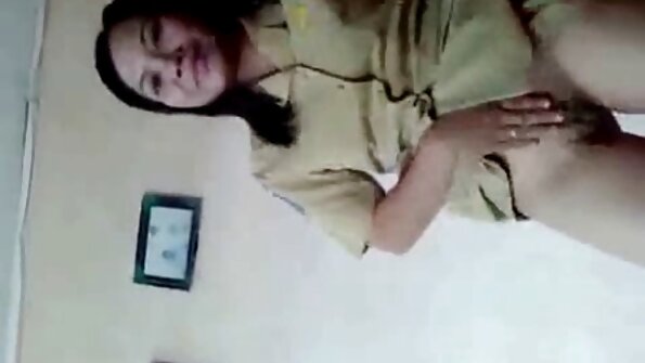 ஒரு வெறித்தனமான அழகி அவளது ஈரமான கழுதையை நம்முன் இழுத்துச் செல்கிறாள்