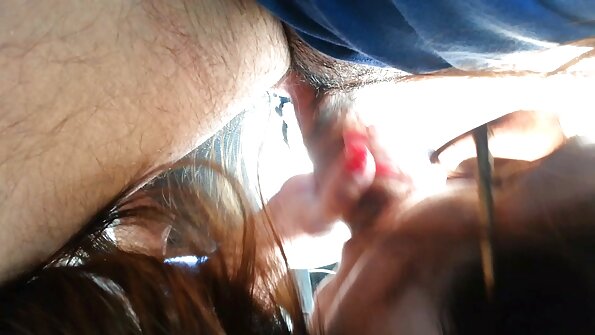 ஒரு பஸ்டி பிளஸ் சைஸ் பொன்னிறம் ஒரு பெரிய கடினமான பெக்கரில் அமர்ந்திருக்கிறது