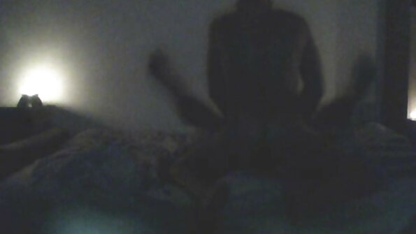 ஒரு சூடான குழந்தை கண்ணாடியில் ஒட்டப்பட்ட ஒரு பெரிய டில்டோவை நக்குகிறது