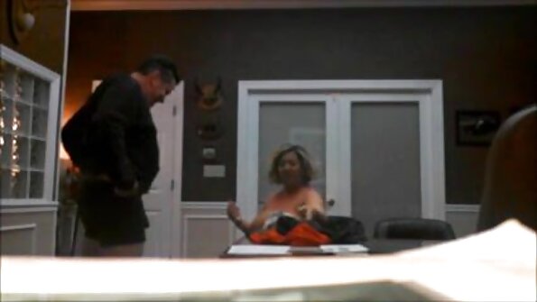 மாமிச கழுதை கொண்ட ஒரு சூடான அழகு அவளது புழையில் ஒரு டில்டோவைப் பெறுகிறது