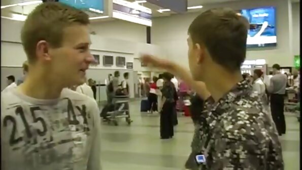 நுனி முலைக்காம்புகளுடன் ஒரு சூடான பிச் ஒரு பெரிய டிக் உறிஞ்சி அதை சவாரி செய்கிறது