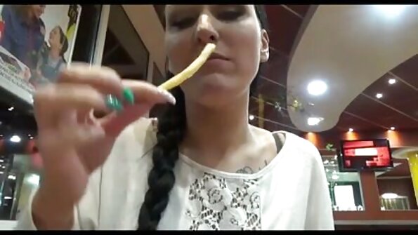 ஒரு சூடான பெண் குளத்தின் அருகில், தன் ஈரமான புண்ணை தன் கைகளால் விரல்கிறாள்