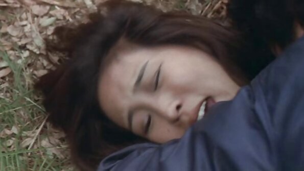 அனைத்து இயற்கை பெண் தனது கவர்ச்சியான வாயையும் அவளது இறுக்கமான புட்டியையும் திறக்கிறாள்