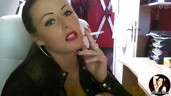 ஒரு நல்ல கழுதை கொண்ட ஒரு கவர்ச்சியான குழந்தை அவளது புண்ணில் சிக்கிக்கொண்டது