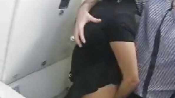 ஆசிய அமெச்சூர் தனது தலையை ஒரு கடினமான நிமிர்ந்த பெக்கரில் வைக்கிறாள்