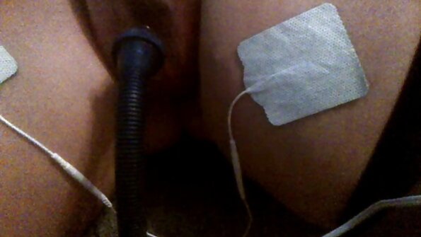 ஒரு சிறிய கின்கி பெண் வாய்க்குள் ஒரு டிக் தள்ளப்படுகிறது