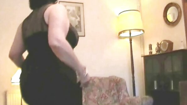 ஒரு இளம் வாலிபன் தன் ஈரமான புழுக்குள் ஒரு நாக்கை உணர்கிறாள், உள்ளே செல்கிறாள்