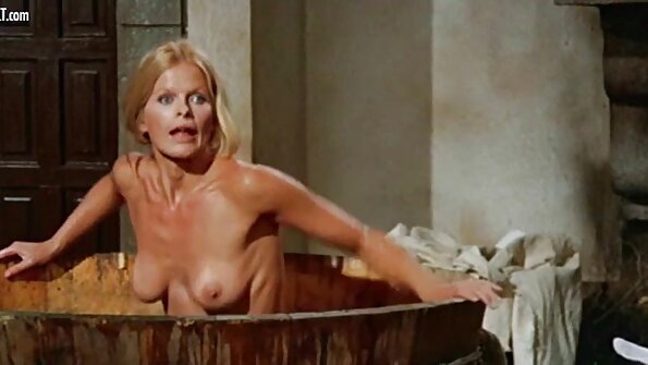 பொன்னிற லெஸ்பியன் மற்றும் லத்தீனா காதலி நாக்கால் புட்டிகளை திருப்திப்படுத்துகிறார்கள்