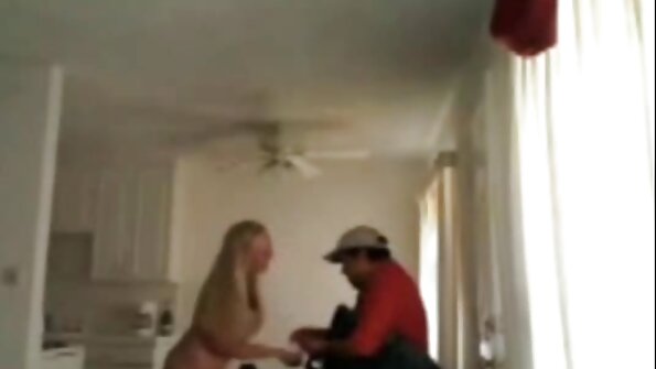 ப்ளாண்ட் ஒரு கடினமான சேவல் மற்றும் கரடுமுரடான இடிப்பதை விரும்புகிறார்