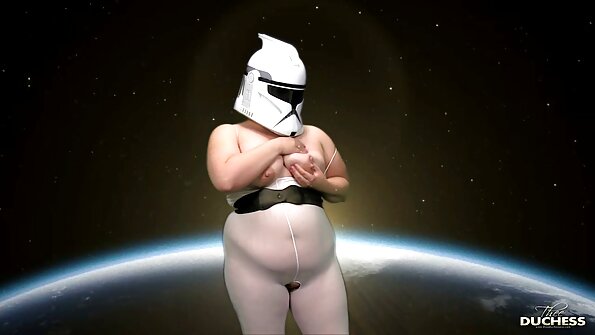 பெரிய துள்ளல் நுனிகளைக் கொண்ட ஒரு குழந்தை ஆண்குறியில் தனது சூடான வாயை வேலை செய்கிறது