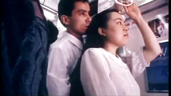 போலி டைட்டுகளுடன் ஒரு பிம்போ அவளது கூந்தலை இழுத்துக்கொண்டிருக்கிறாள்