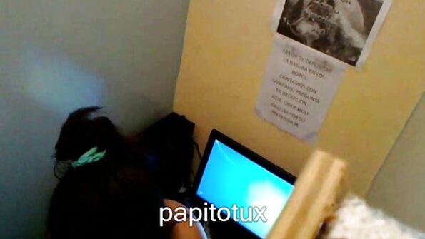 ஒரு கறுப்பு பையன் தனது தடியை ஒரு சூடான பொன்னிற பெண்ணிடம் வைத்து அவளை கம்மியாக்கினான்