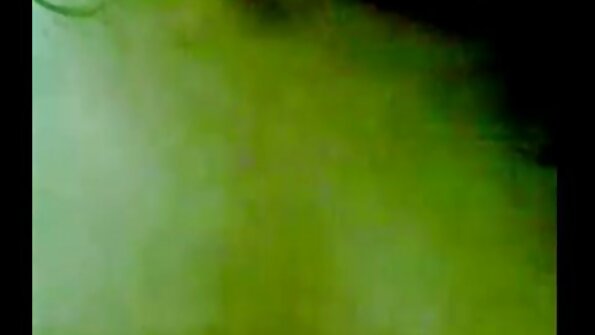 ஒரு அழகான கழுதையுடன் ஒரு பொன்னிற குஞ்சு கேமராவுக்கு அருகில் நெருங்குகிறது