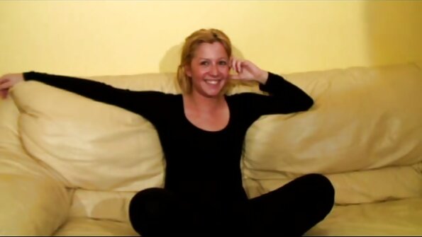 ஒரு பொன்னிறம் ஒரு ஆணுக்குத் தேவையானதை அவளுடைய மனிதனிடமிருந்து பெறுகிறது