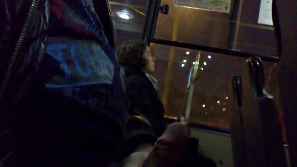 அவளது ஆண் காதலர்களை நேசிக்கும் ஒரு பொன்னிறம் அவர்களில் இருவரால் புண்படுத்தப்பட்டது