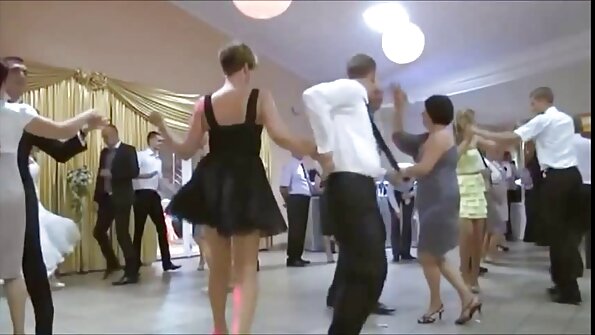 பெரிய மார்பகங்களைக் கொண்ட ஒரு பொன்னிறம் அவளது கவர்ச்சியான மற்றும் உணர்ச்சிகரமான பறிப்பைப் பெறுகிறது