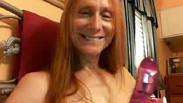 கவர்ச்சியான கழுதை கொண்ட அழகி இரட்டை கருப்பு ஊடுருவலைப் பெறுகிறார்