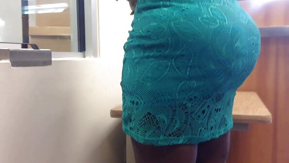 இறுக்கமாக மொட்டையடித்த ஒரு அழகி அலுவலகத்தில் சிக்கிக்கொண்டாள்