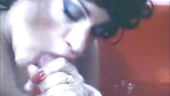 ஒரு பரபரப்பான ஆபாச நட்சத்திரம் இங்கே தோல் சோபாவில் சிக்கிக்கொண்டது