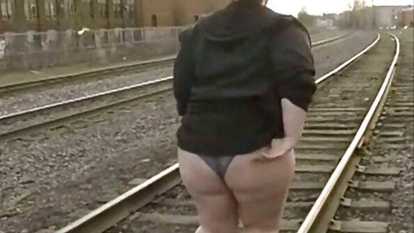 விருந்தில் ஈடுபடும் ஒரு நல்ல பெண், சில காமங்களால் டிக் உறிஞ்சுகிறார்